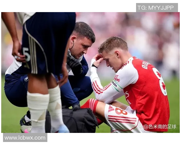 足球巨星伤情加重拄拐杖现身 伤病背后暗藏职业生涯隐忧